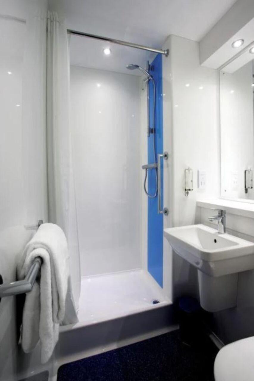Travelodge London Barking Exteriör bild